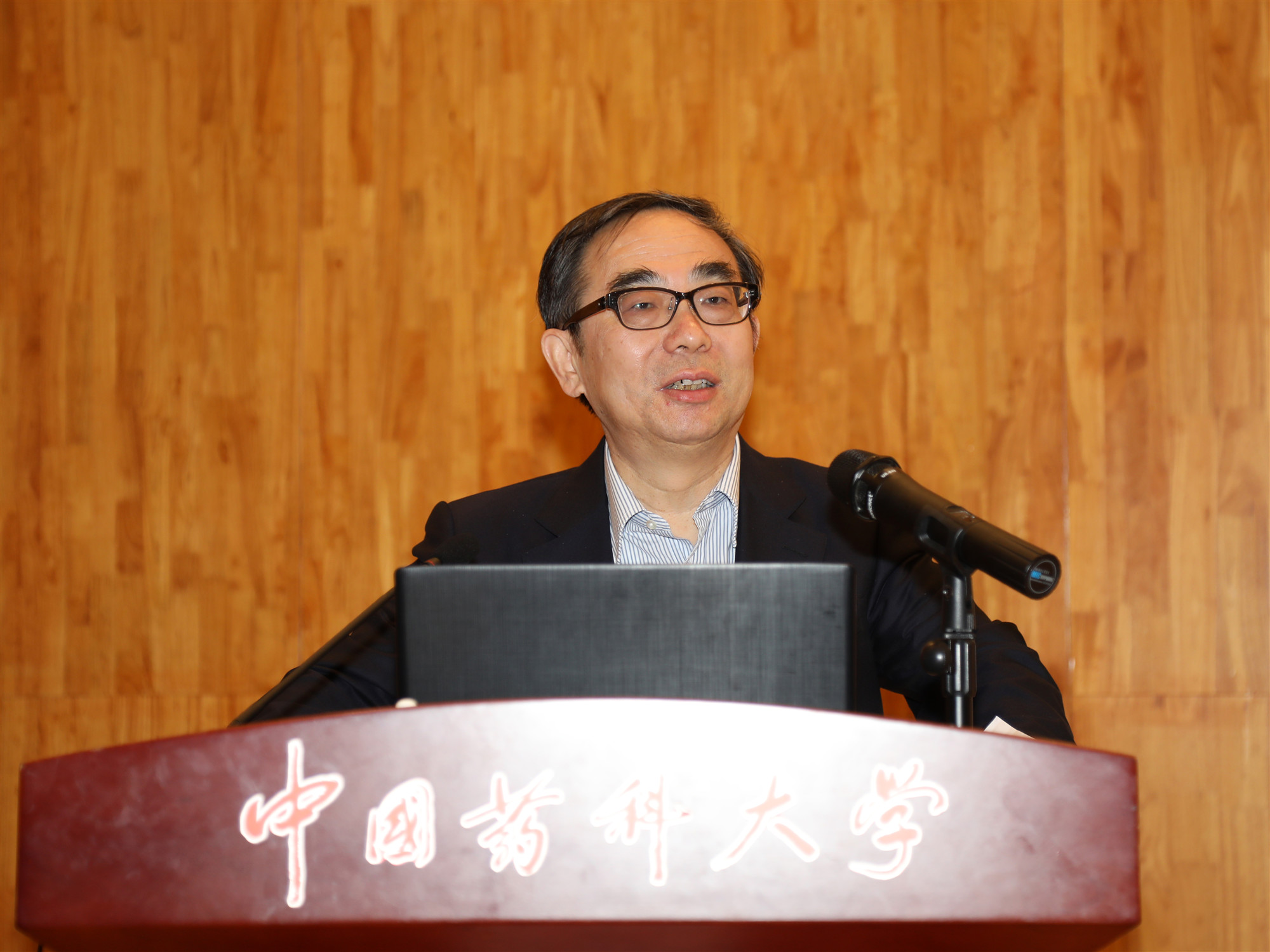 恒瑞医药董事长孙飘扬为校党委理论中心组学习扩大会作主题报告