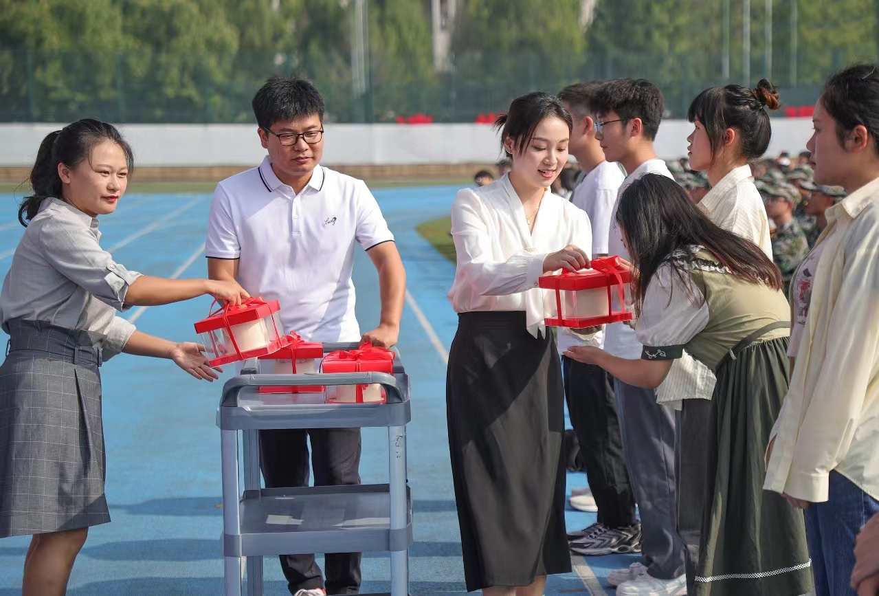 中国药科大学为9位新生同学送上生日祝福。